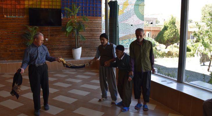 سایهبان مهربانی بر سپیدمویان سنندج