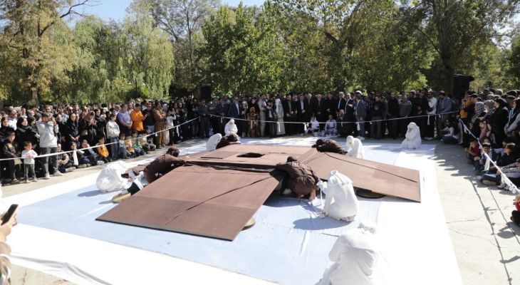 وزیر فرهنگ در میانه صحنه مهر