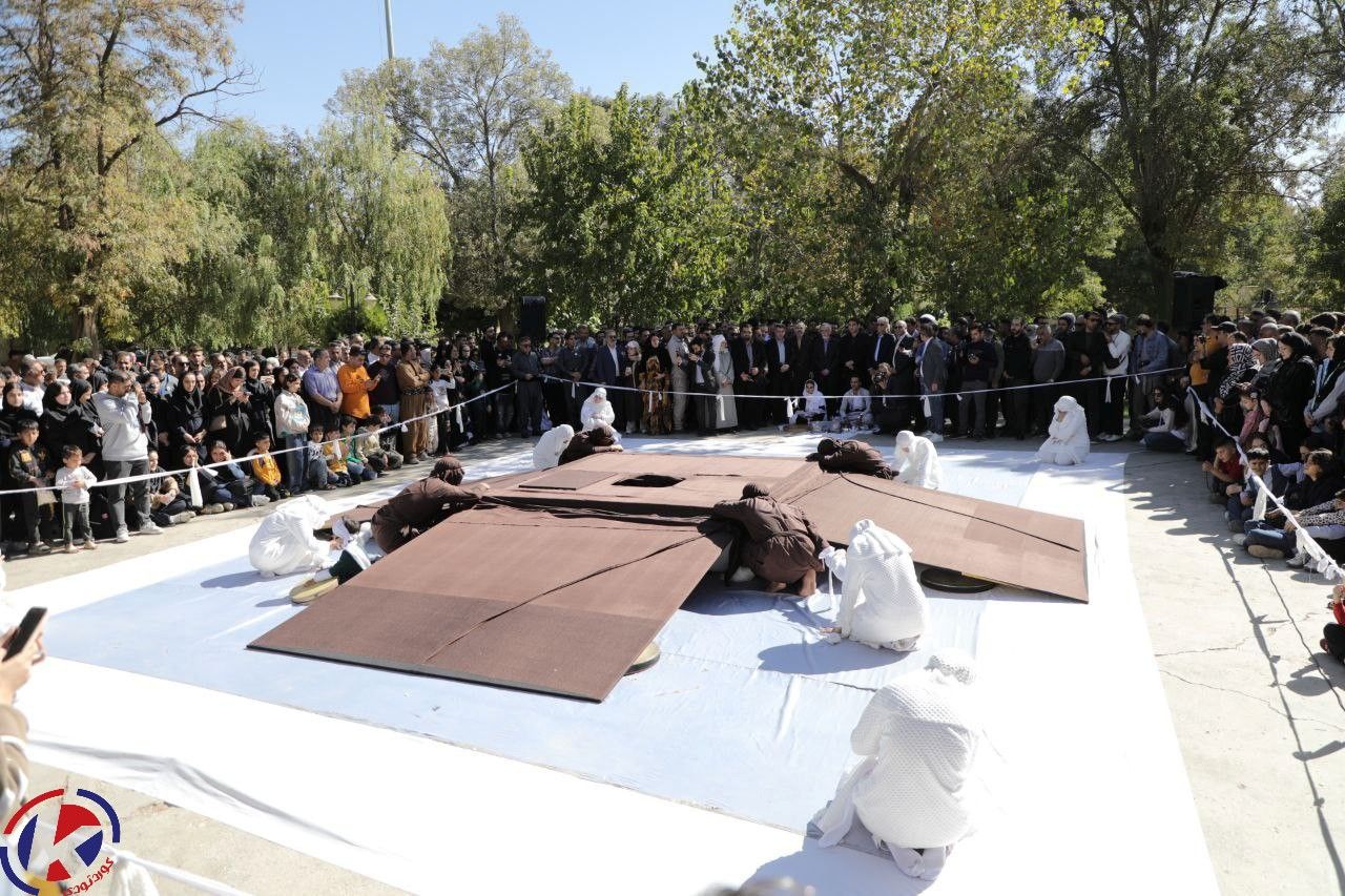 وزیر فرهنگ در میانه صحنه مهر