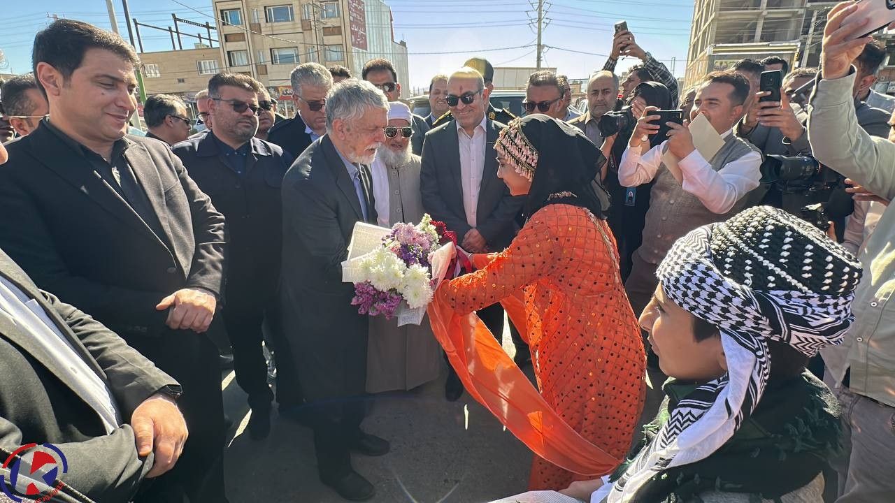 وزیر فرهنگ در میانه صحنه مهر