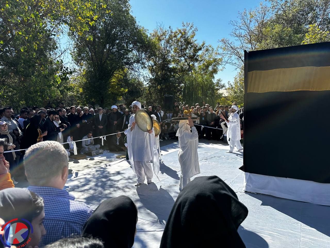 وزیر فرهنگ در میانه صحنه مهر