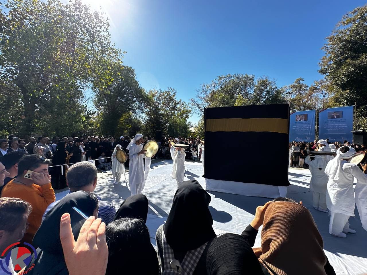 وزیر فرهنگ در میانه صحنه مهر